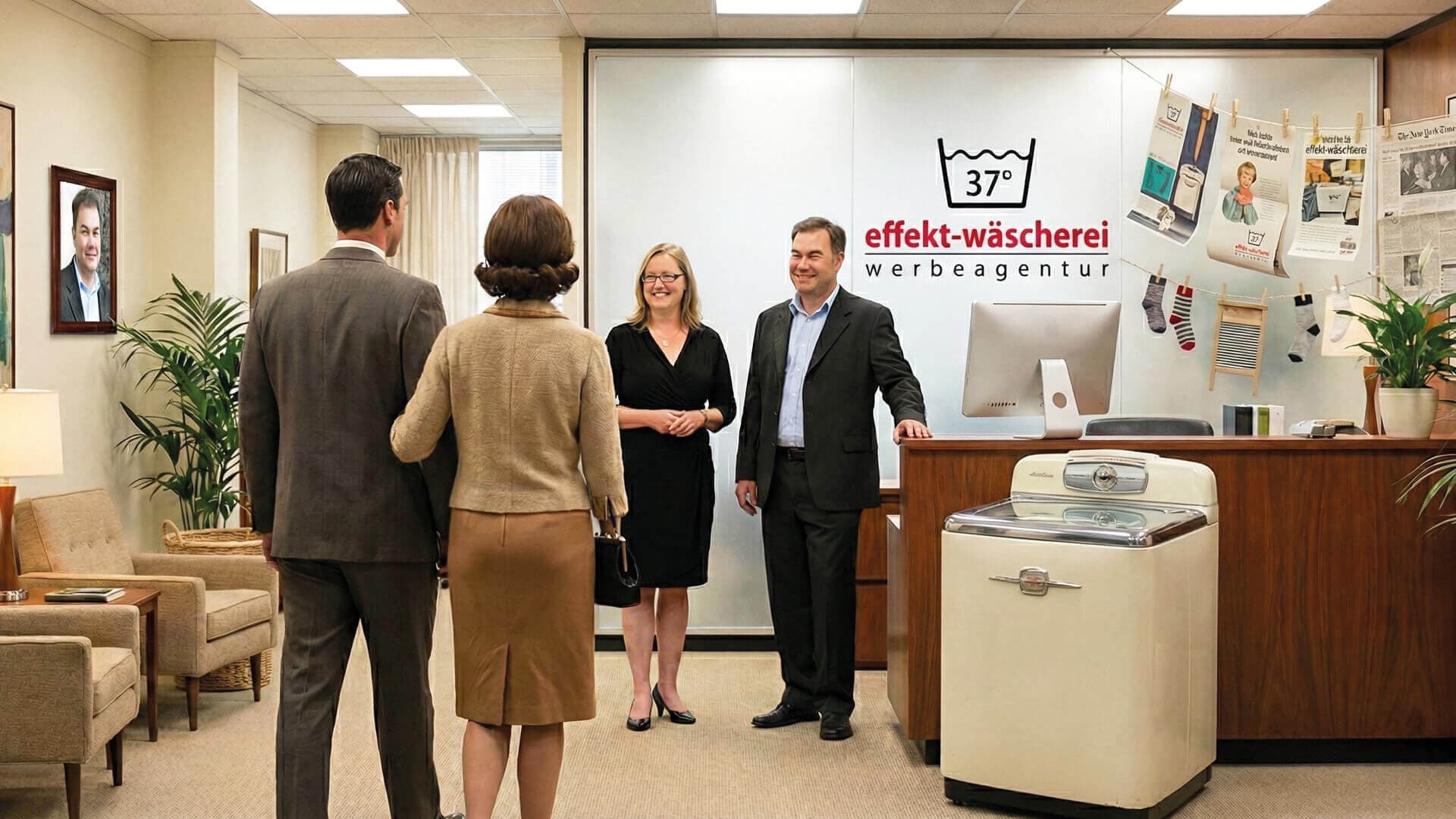 Ein Paar, das an einem Tresen steht, heißt ein anderes Paar willkommen.